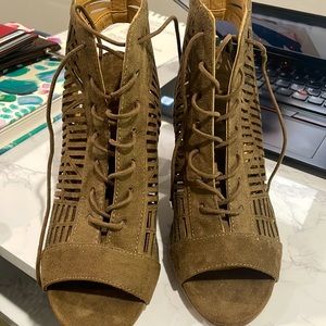 NWOT Open toe, faux leather Sam Edelman block heel